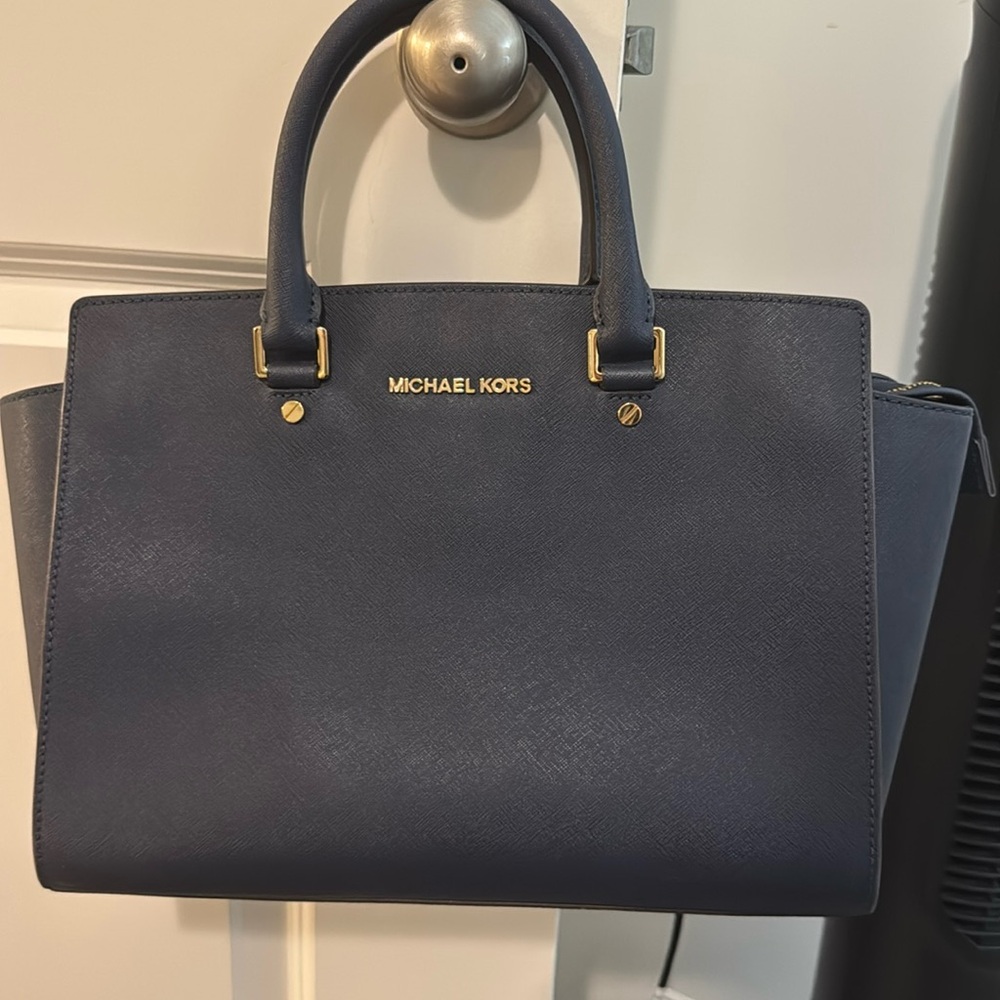 NAVY BLUE MICHAEL KORS PURSE